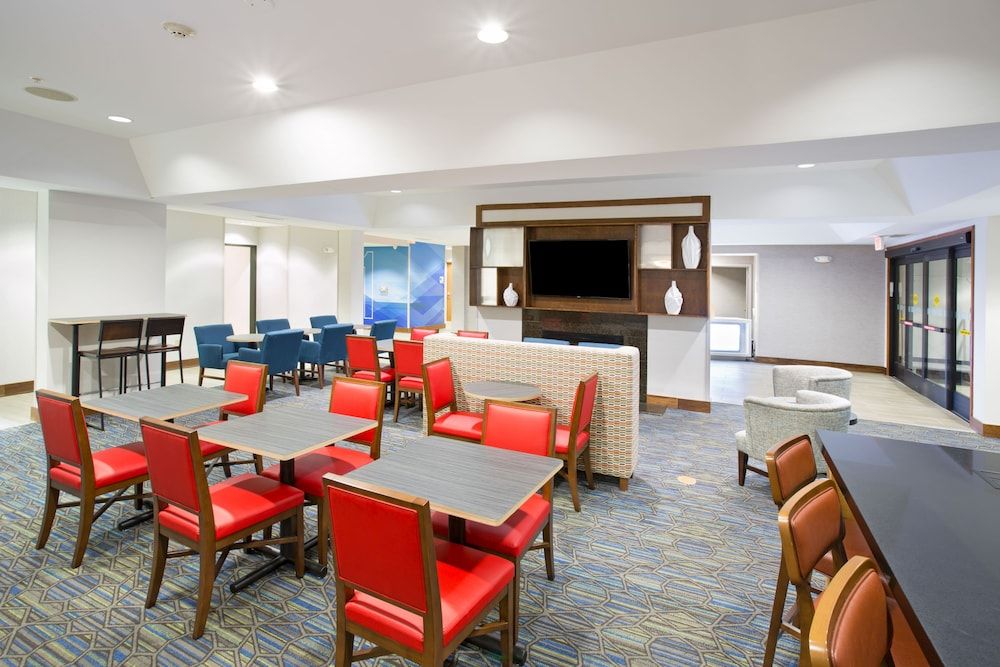 Holiday Inn Express Kansas City - at the Legends by IHG 3