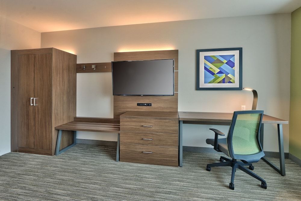 Holiday Inn Express & Suites Albuquerque East by IHG 3