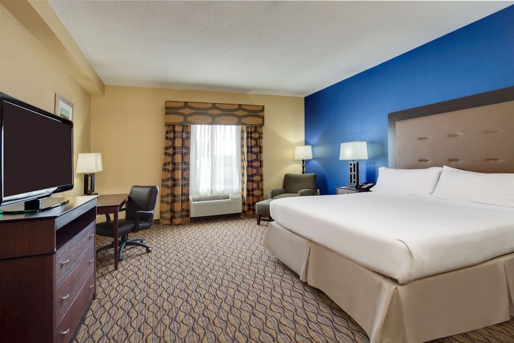 Holiday Inn Express Tower Center by IHG 3