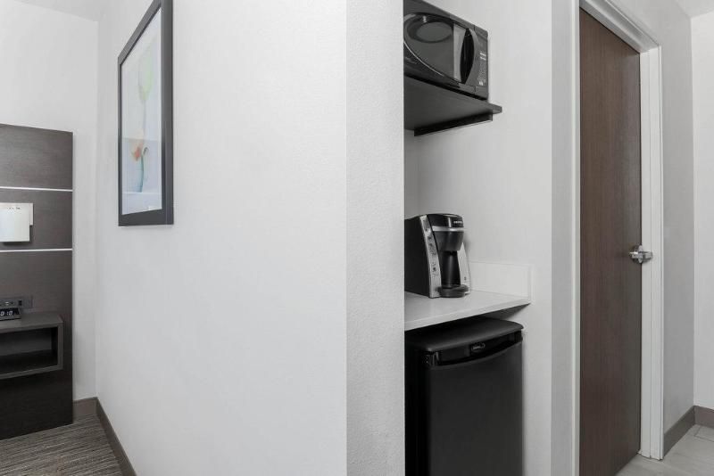 Holiday Inn Expr & Suites Chicago O'Hare Airport 2