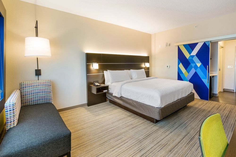 Holiday Inn Express & Suites Jacksonville - Town Center by IHG 3