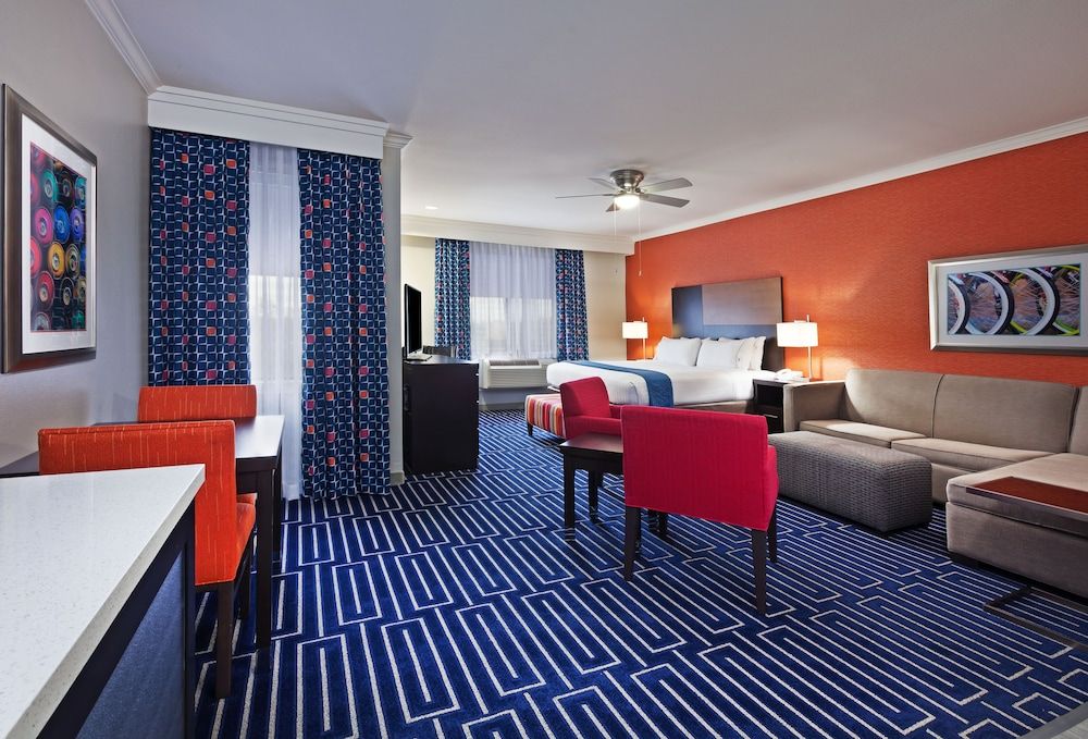 Holiday Inn Express Hotels & Suites Houston East by IHG 3