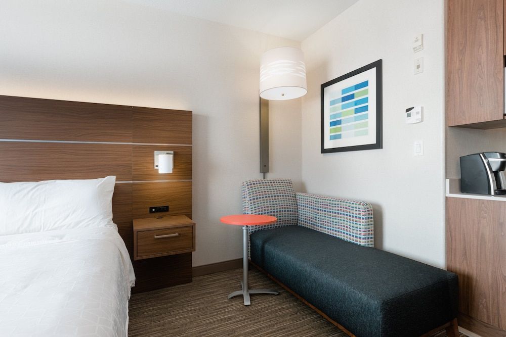Holiday Inn Express & Suites Grande Prairie by IHG 3