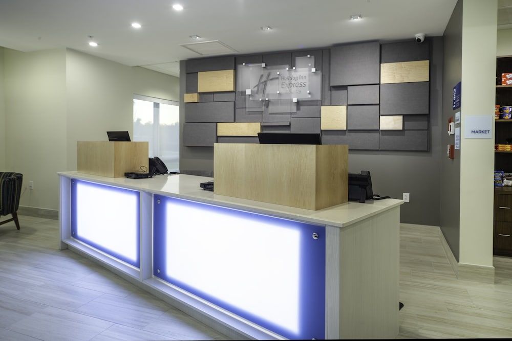 Holiday Inn Express & Suites Fort Myers Airport by IHG 2