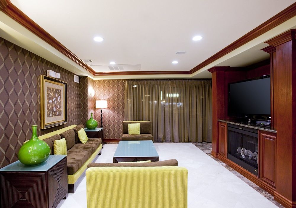 Holiday Inn Express & Suites Woodland Hills 2