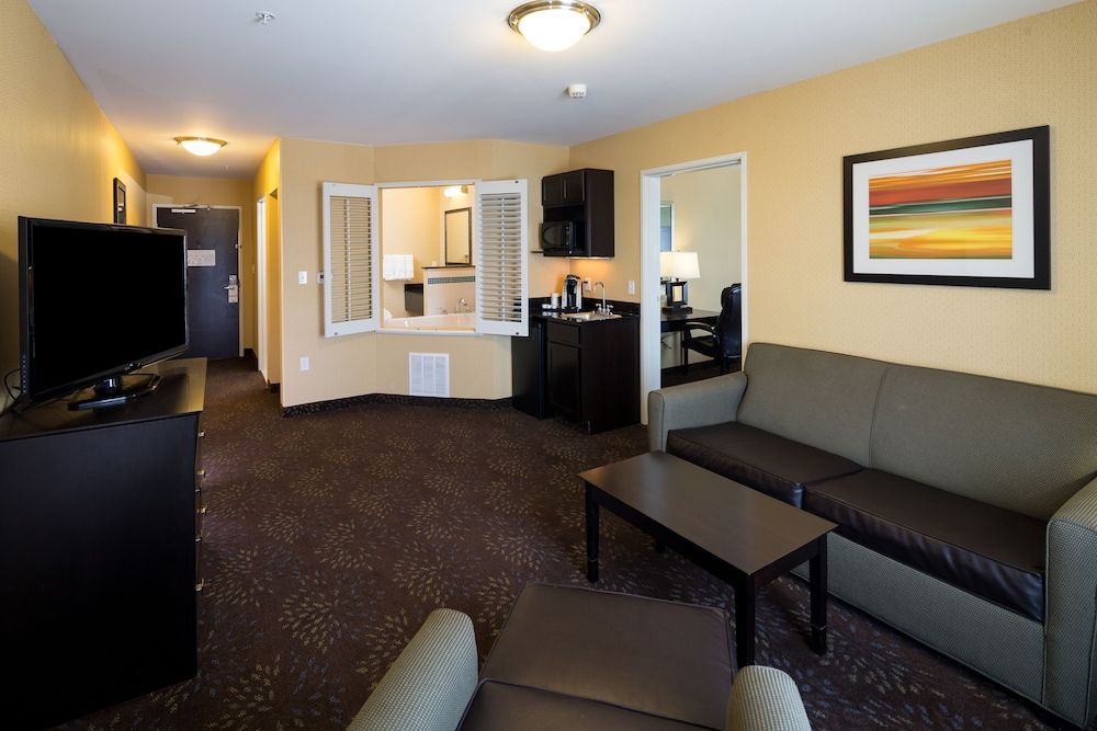 Holiday Inn Express & Suites Detroit North - Troy by IHG 3