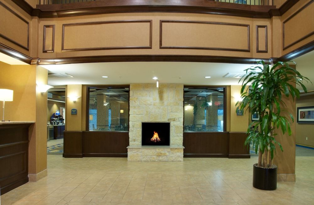 Holiday Inn Express & Suites Energy Corridor West Oaks by IHG 2