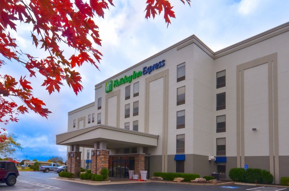 Holiday Inn Express Fayetteville- Univ of AR Area by IHG 1