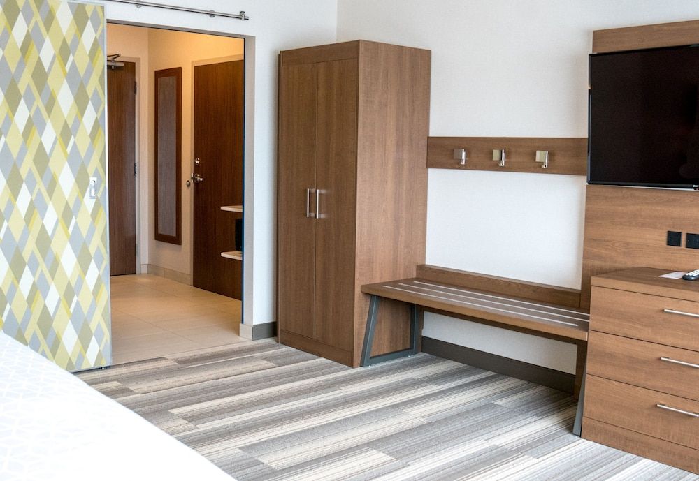 Holiday Inn Express & Suites Brandon by IHG 3