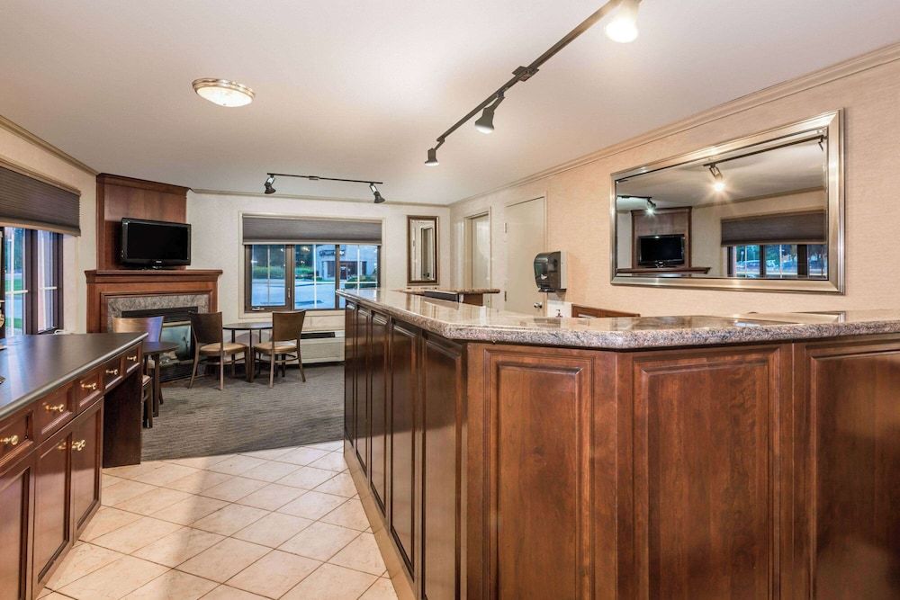 Super 8 by Wyndham Guelph 2