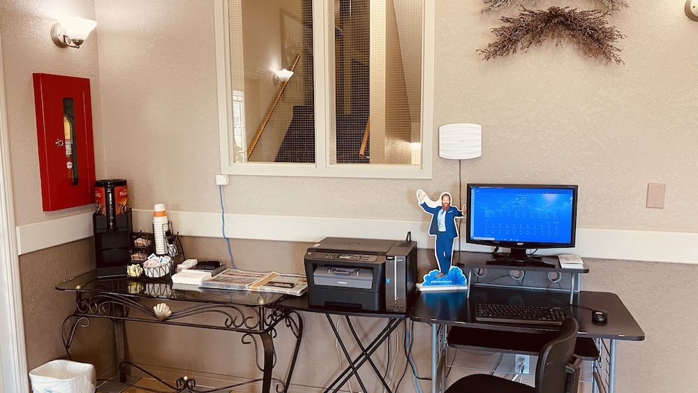 Super 8 by Wyndham Medicine Hat AB 3