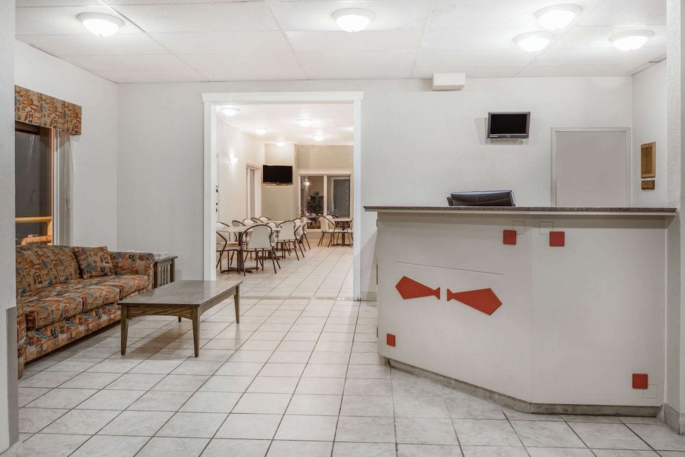 Super 8 by Wyndham Pincher Creek AB 3