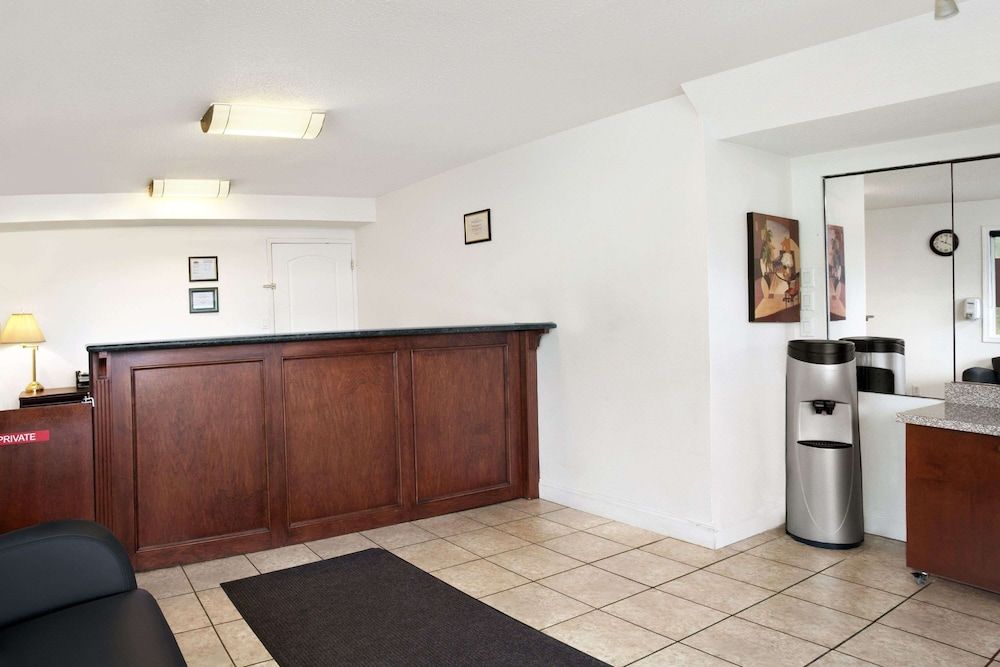 Super 8 by Wyndham Kamloops East 2