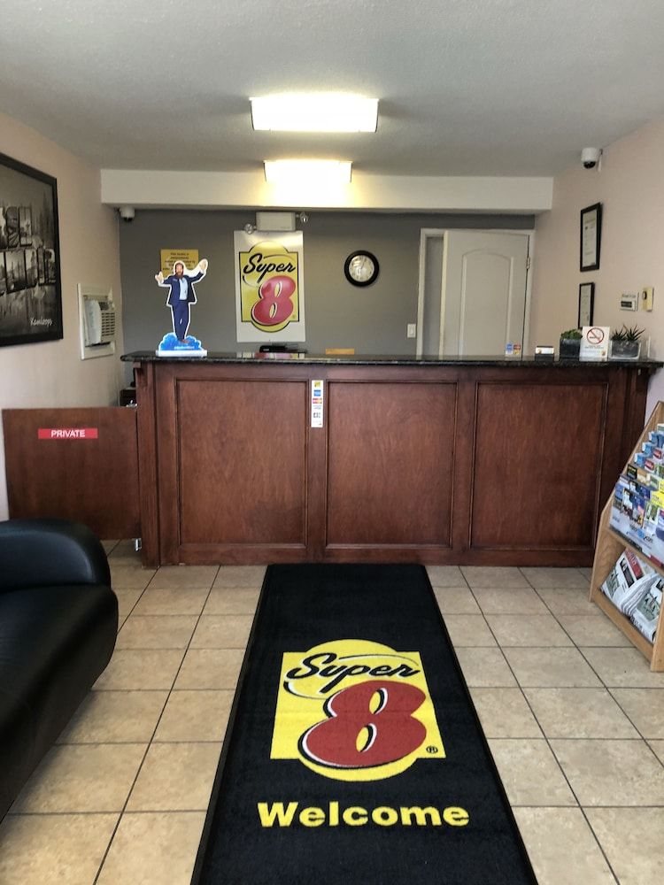 Super 8 by Wyndham Kamloops East 3