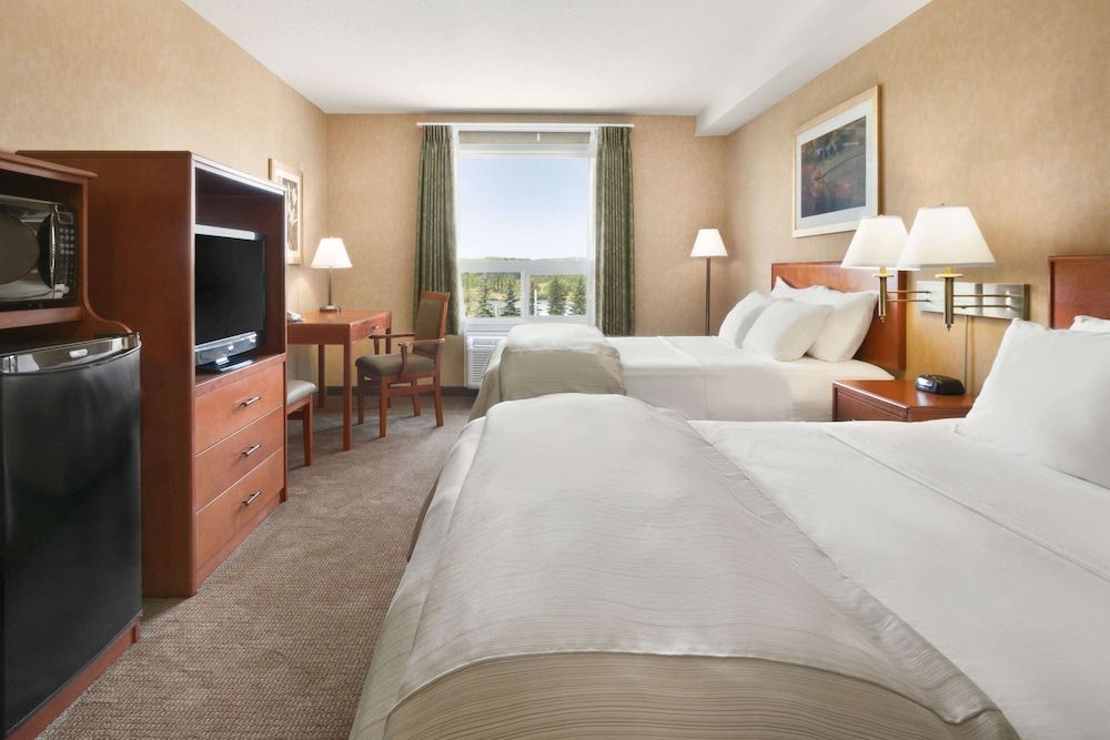 Days Inn & Suites by Wyndham Cochrane 3