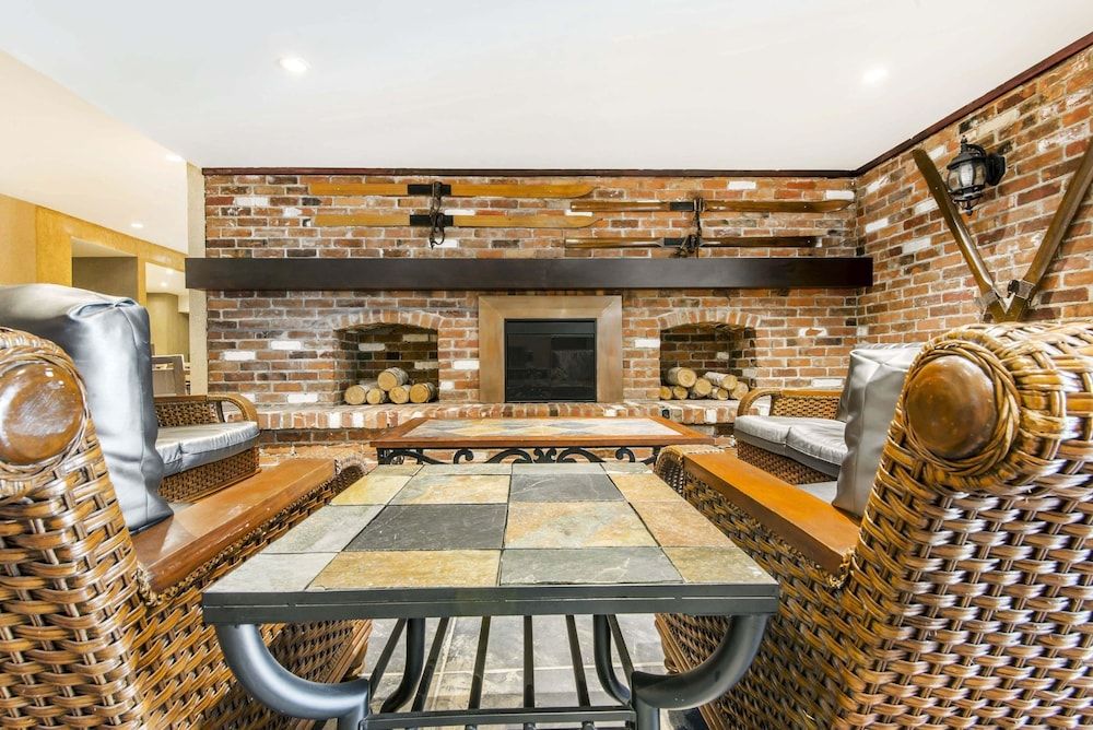 Comfort Inn & Suites 3