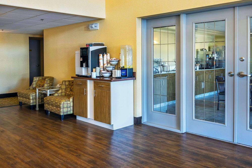 Comfort Inn & Suites 2