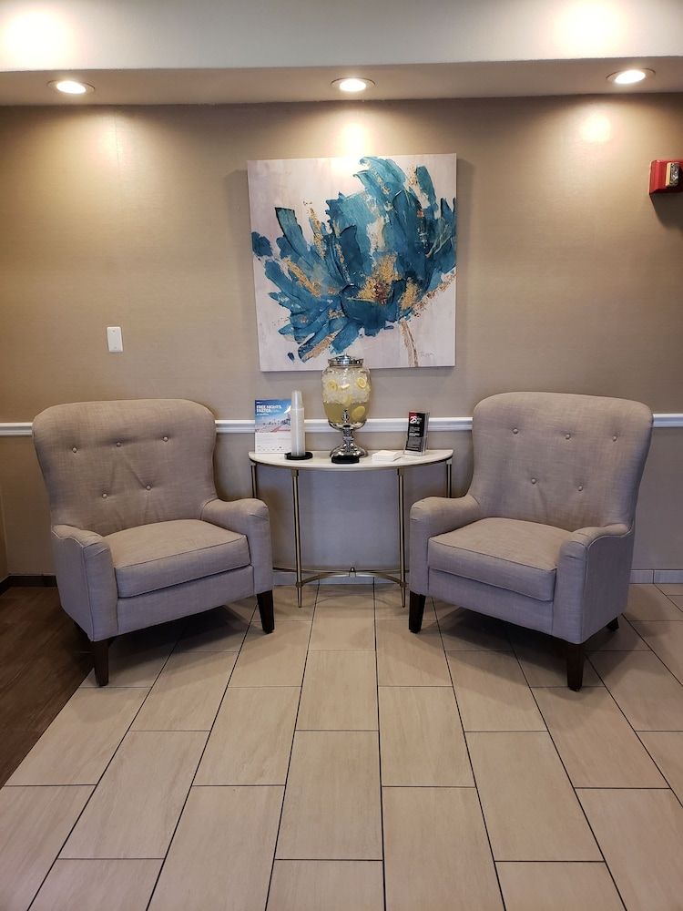 Holiday Inn Express Detroit-Birmingham by IHG 2