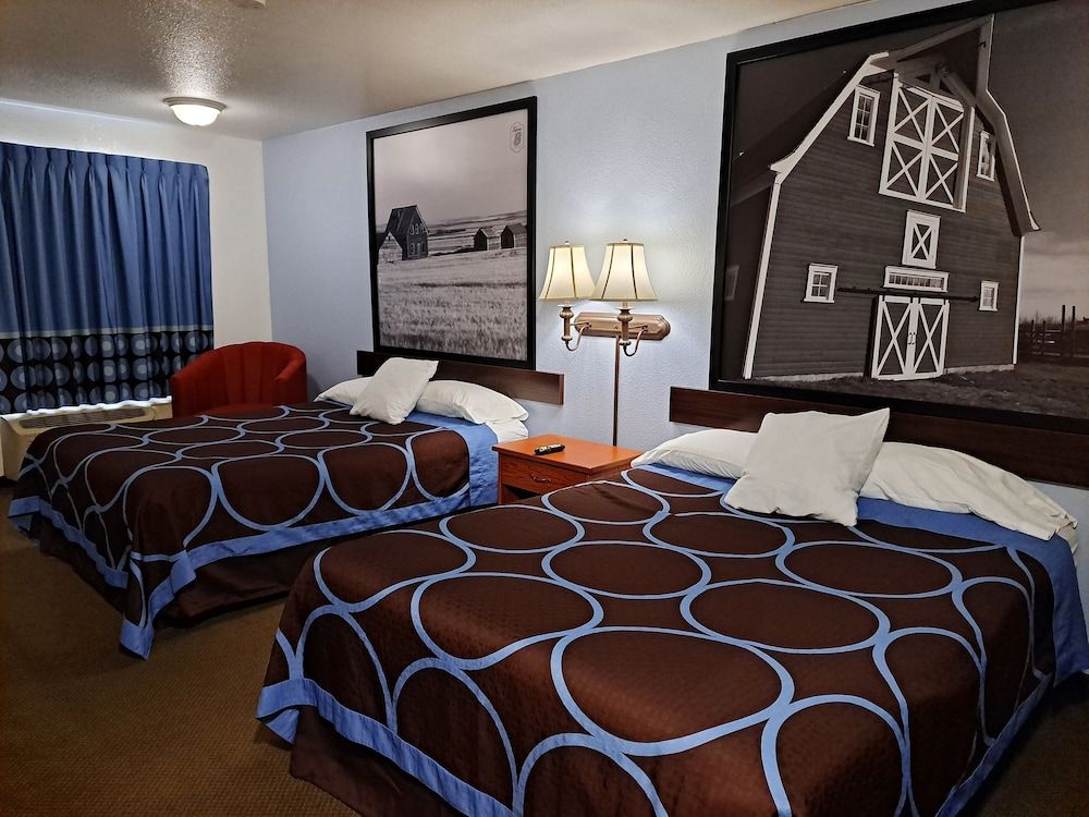 Super 8 by Wyndham Three Hills AB 3