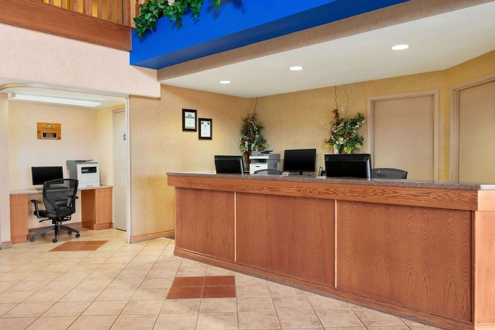 Days Inn & Suites by Wyndham Thompson 2