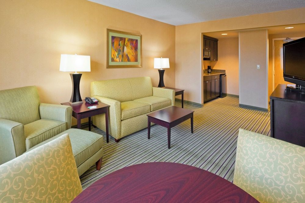 Holiday Inn & Suites Parsippany Fairfield by IHG 3