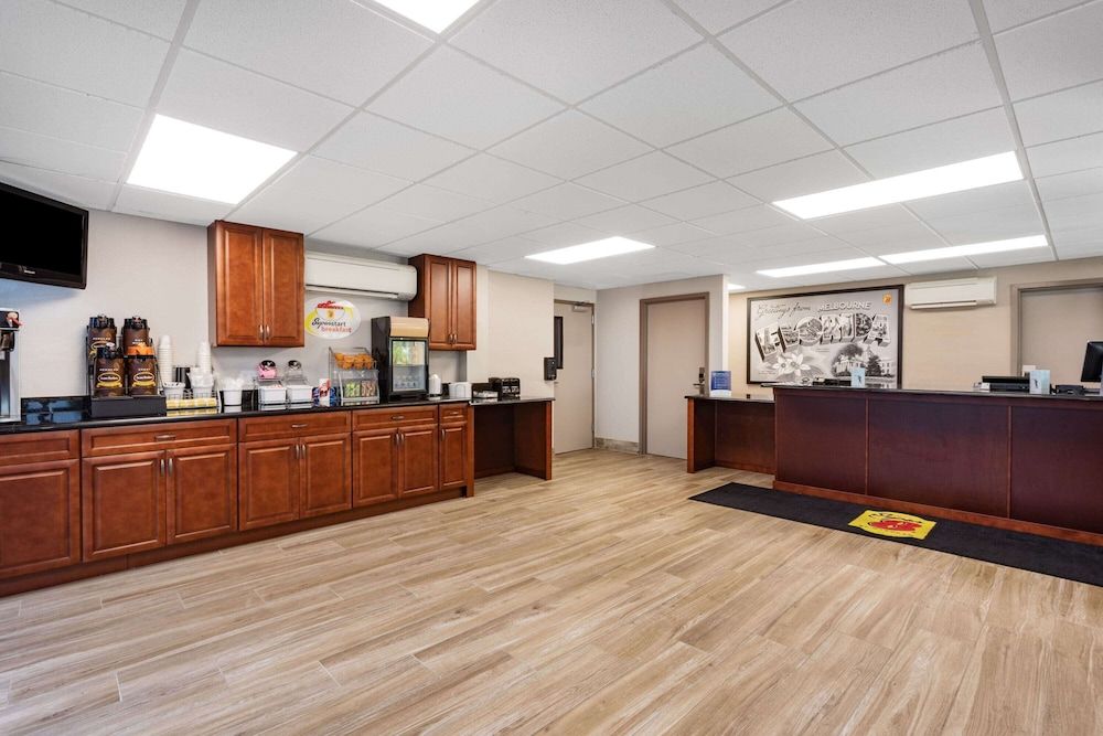 Super 8 by Wyndham Melbourne 3