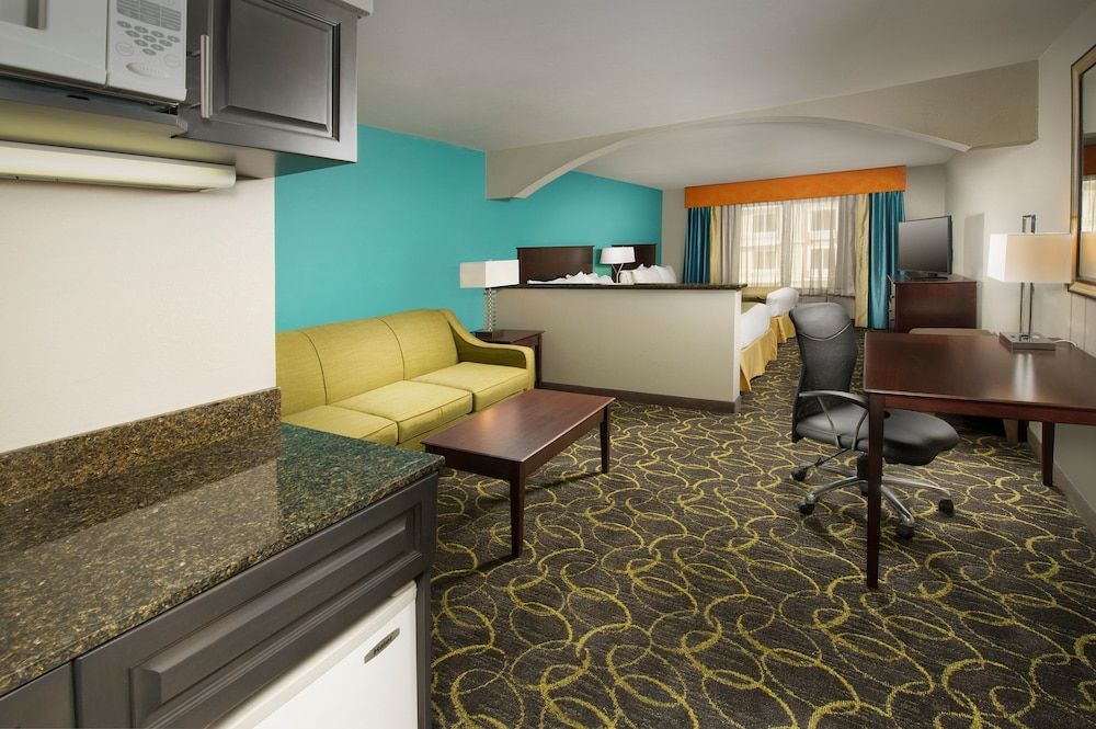 Holiday Inn Express & Suites DFW - Grapevine by IHG 3