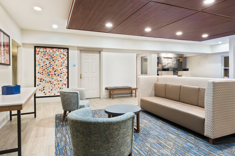 Holiday Inn Express & Suites Columbus Airport East by IHG 3