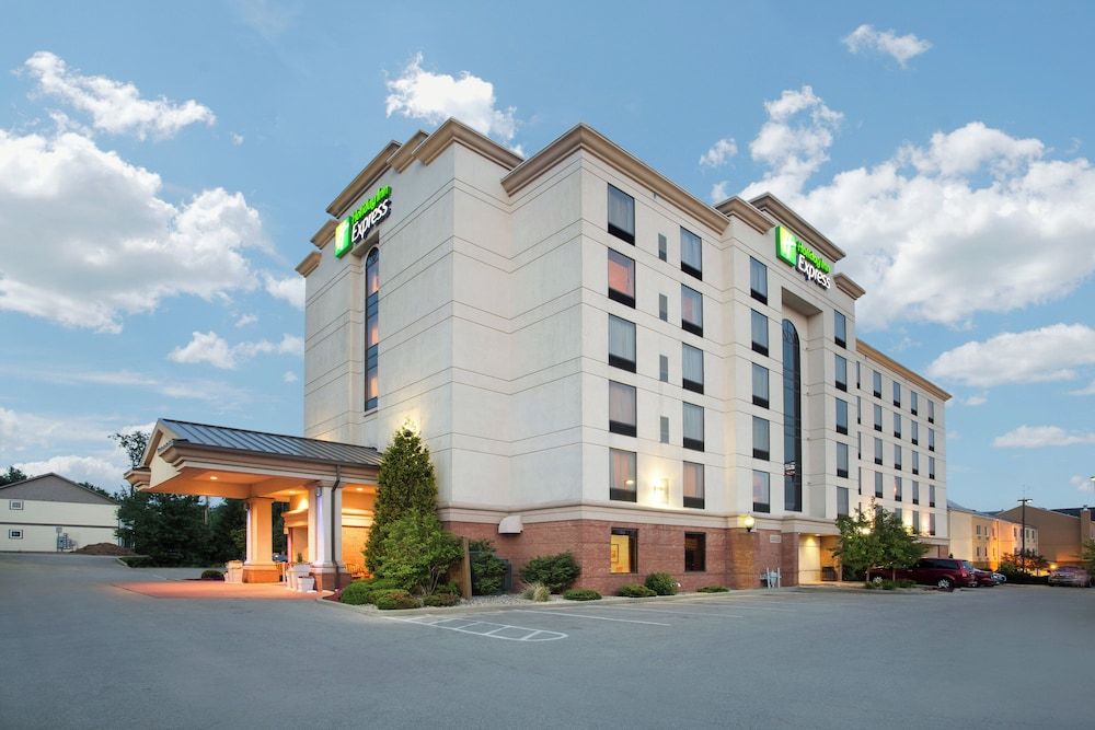 Holiday Inn Express & Suites Bloomington by IHG