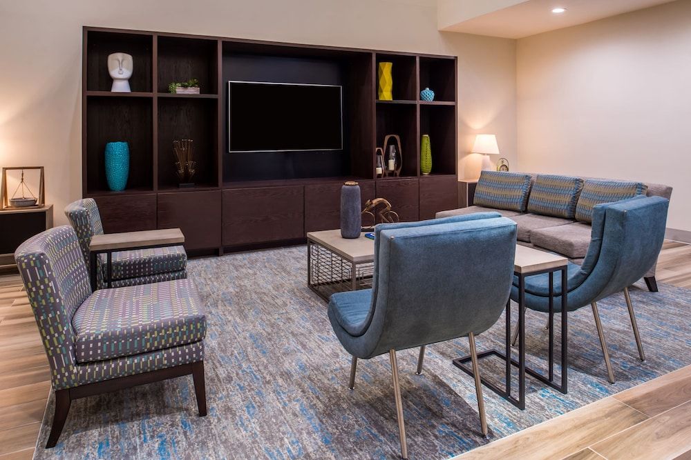 Holiday Inn & Suites Dallas-Addison by IHG 2