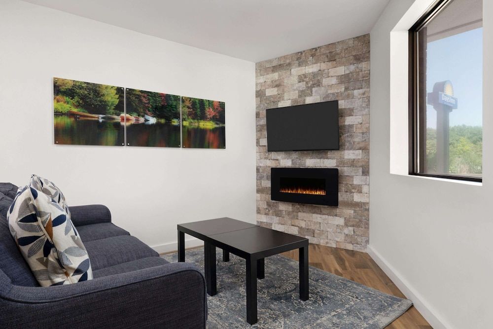 Days Inn by Wyndham Sarnia Harbourfront 2