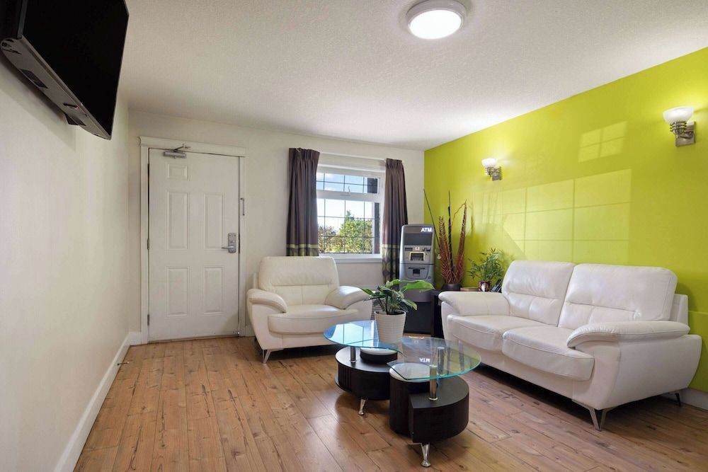 Super 8 Fort McMurray 3