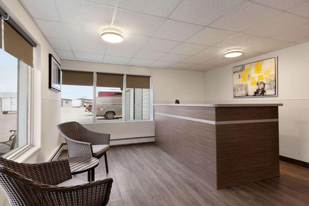 Howard Johnson by Wyndham Grande Prairie 2