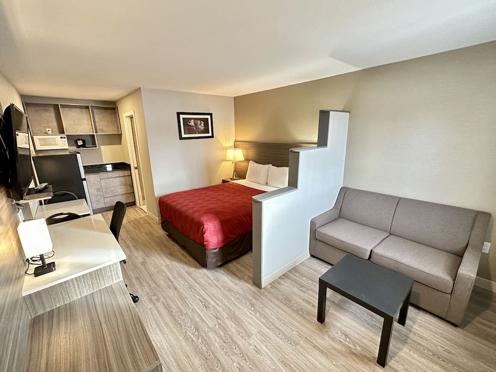 Econo Lodge Inn & Suites 2