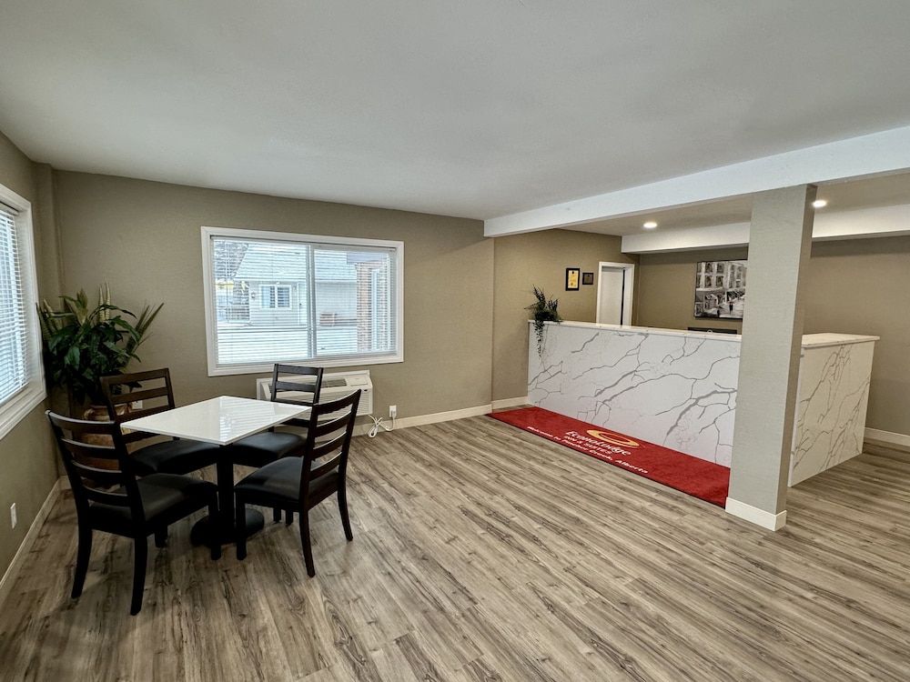 Econo Lodge Inn & Suites 2 estrellas en Pincher Creek