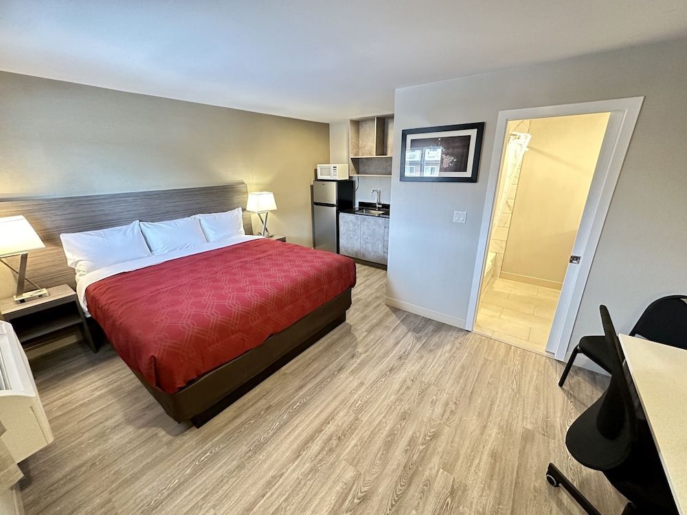 Econo Lodge Inn & Suites 3