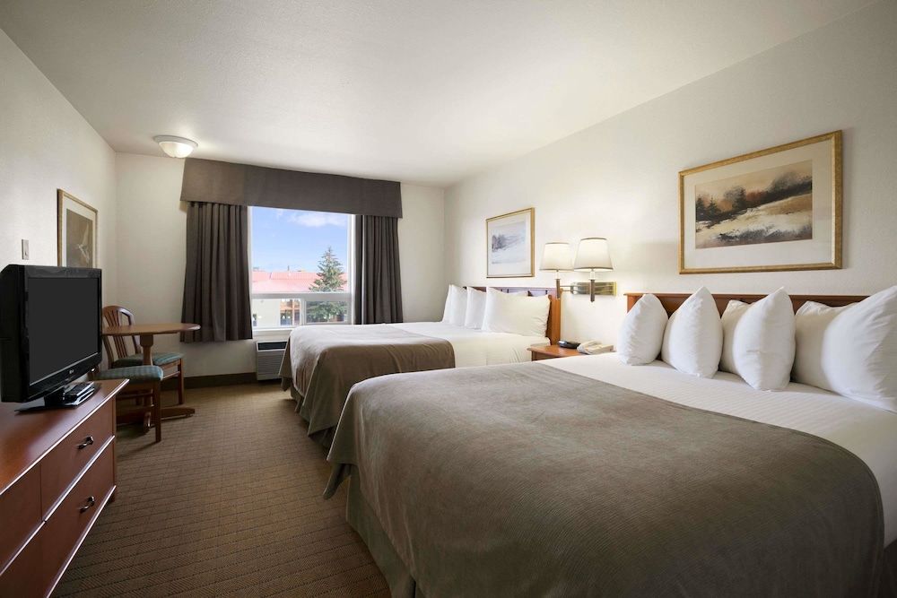 Super 8 by Wyndham Slave Lake AB 3