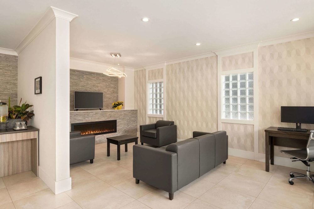 Days Inn by Wyndham 100 Mile House 2