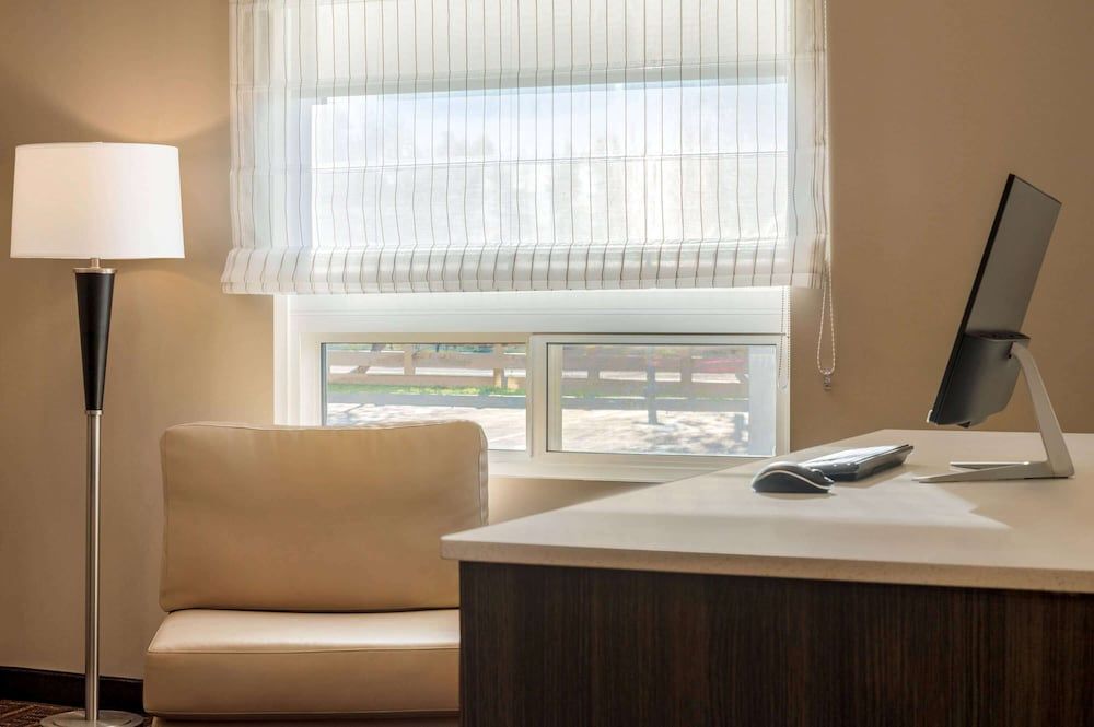 Super 8 by Wyndham Thompson 3