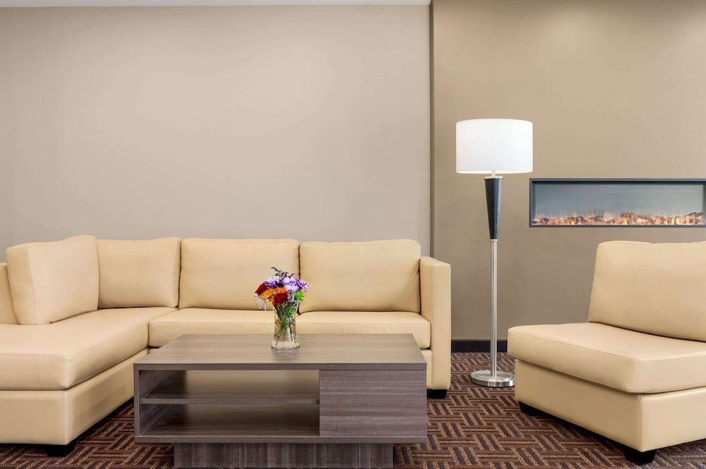 Super 8 by Wyndham Thompson 2