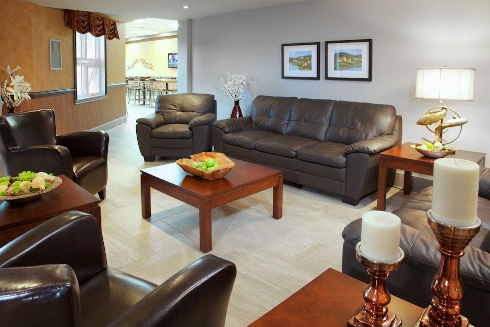 Econo Lodge Inn & Suites 2