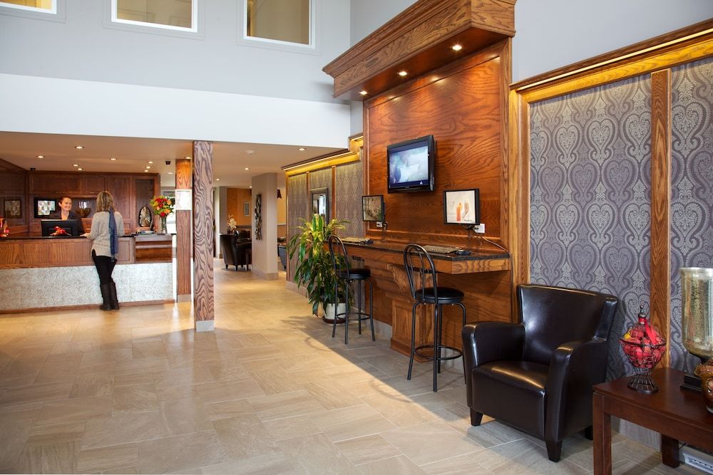 Econo Lodge Inn & Suites 3