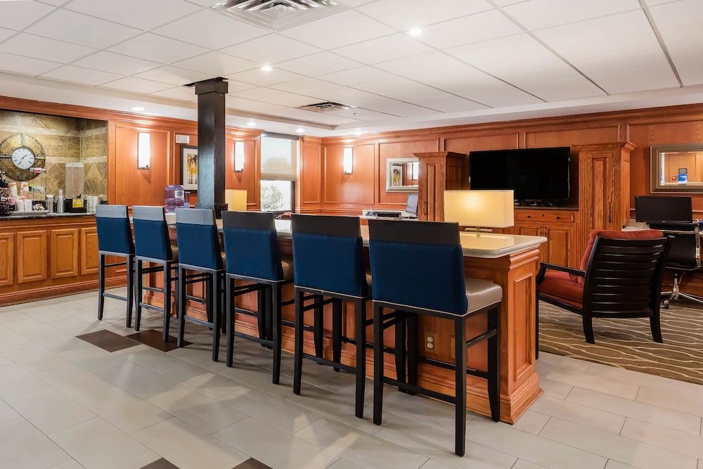 Comfort Inn & Suites Airport 1