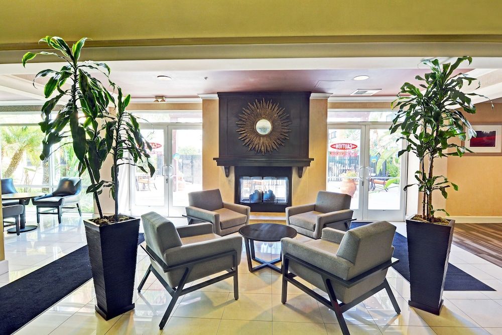 Embassy Suites by Hilton Valencia 2