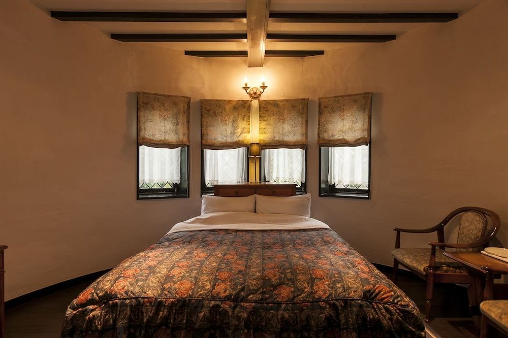 Petit Hotel & Restaurant Old Age 2