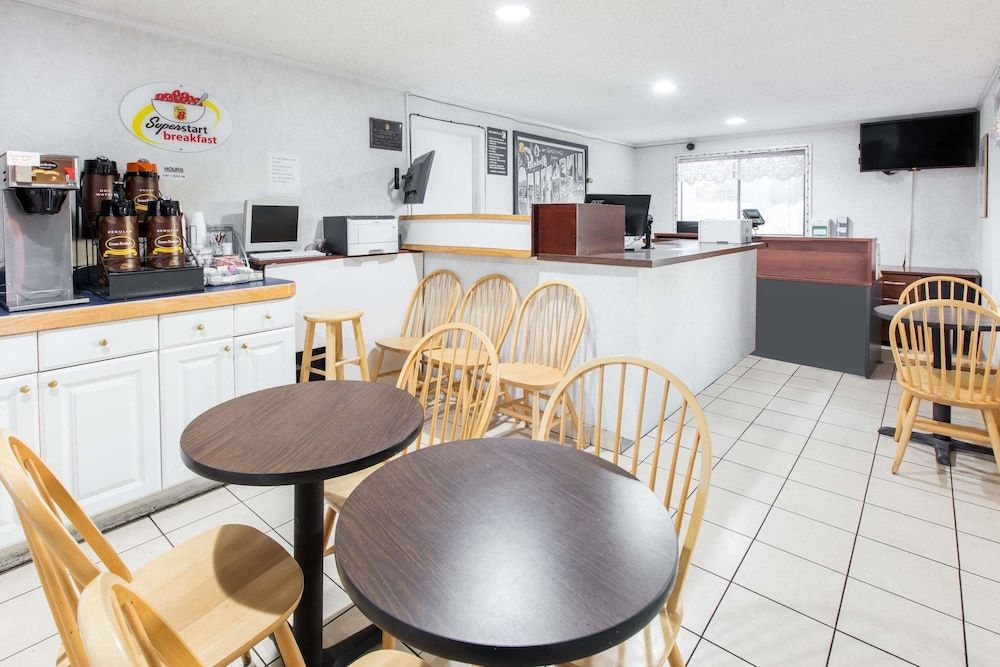 Super 8 by Wyndham Bishop 2