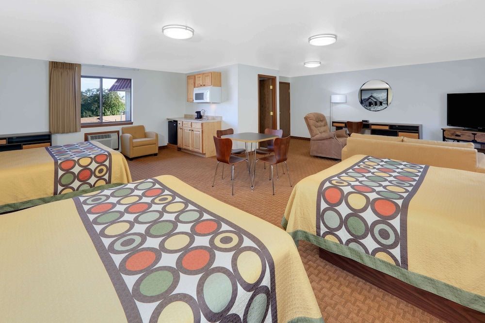 Super 8 by Wyndham Cody 3