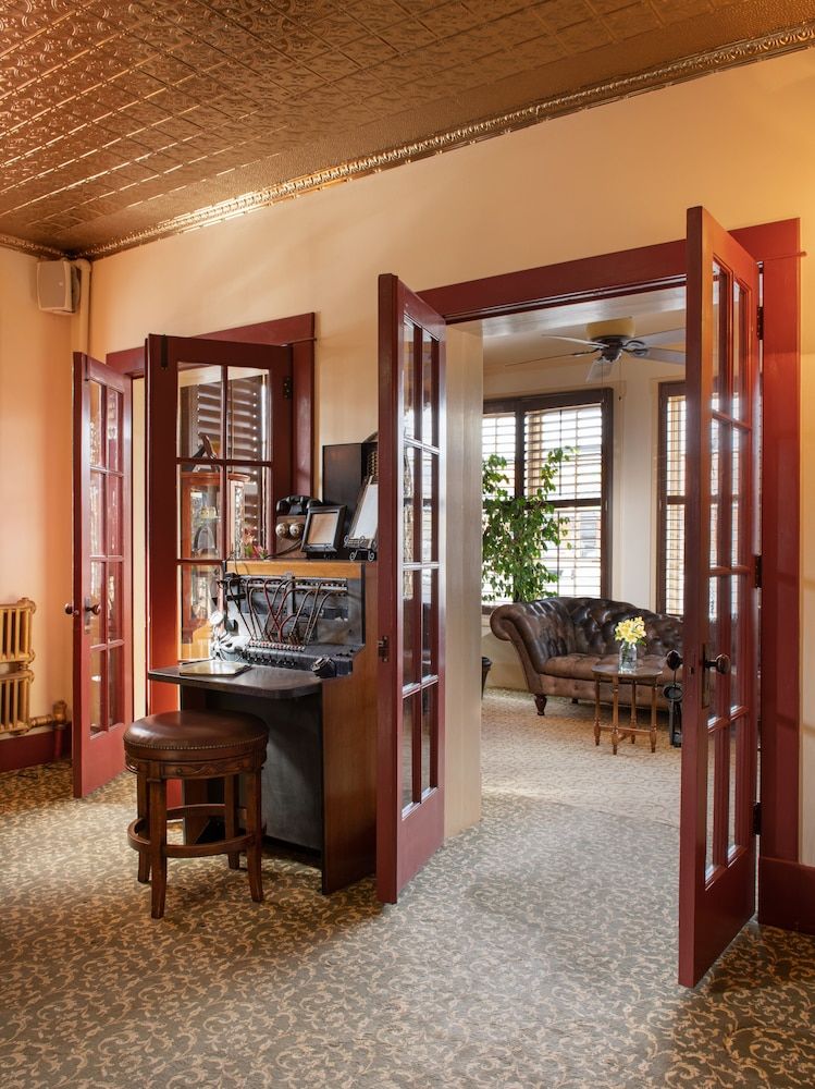 Chamberlin Inn Cody 3