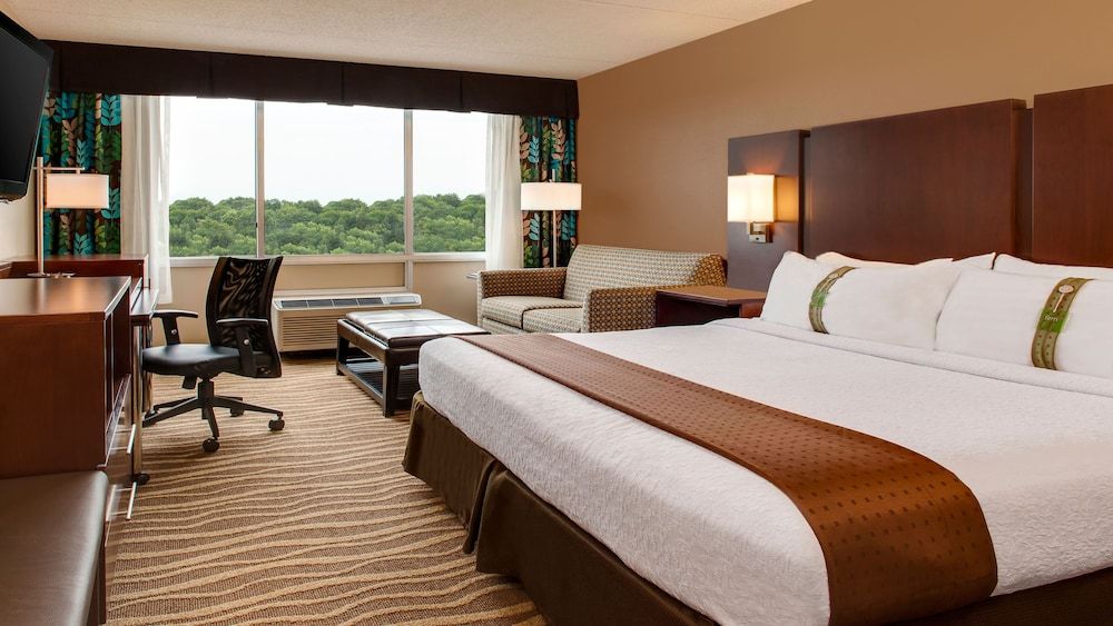 Holiday Inn and Suites Overland Park West by IHG 2