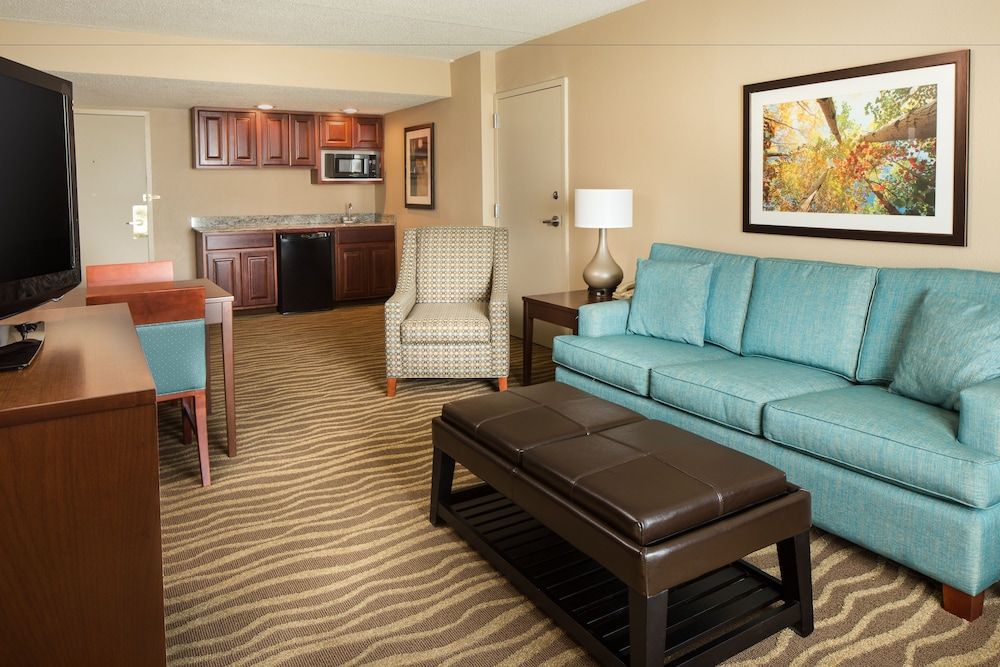 Holiday Inn and Suites Overland Park West by IHG 3